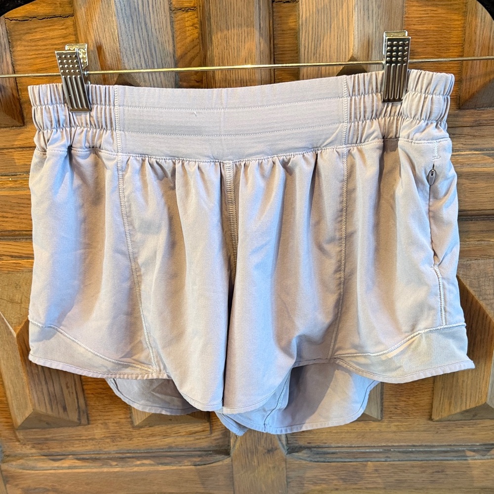 Lululemon Hotty Hot High-Rise Lined
Short 4", size 6